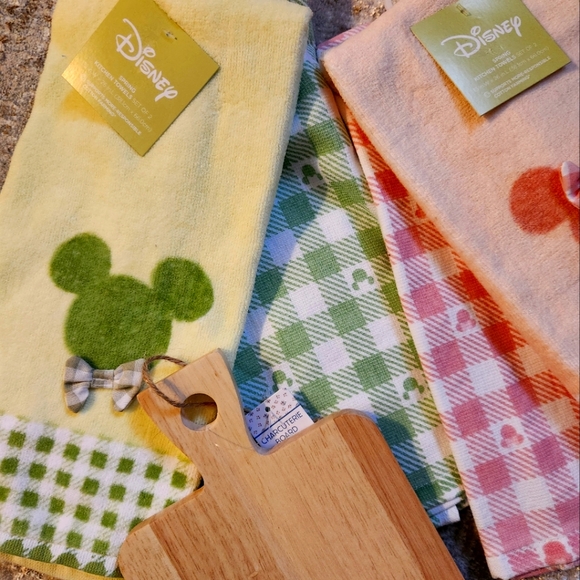 NWT Disney Mickey & Minnie Dish Towel Set w/ Food Safe Mini Charcuterie Board - Picture 3 of 6